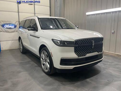 White Metallic 2025 Lincoln Navigator Reserve