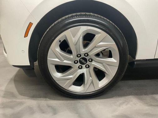 White Metallic 2025 Lincoln Navigator Reserve