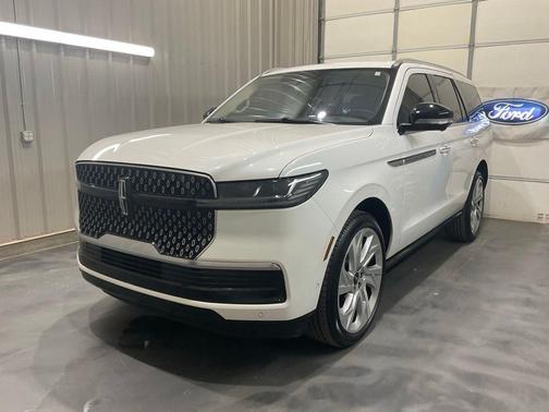 White Metallic 2025 Lincoln Navigator Reserve