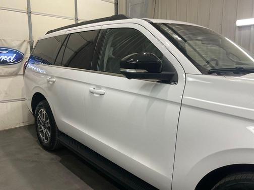 Oxford White 2025 Ford Expedition Active