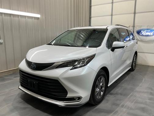2023 Toyota Sienna XLE