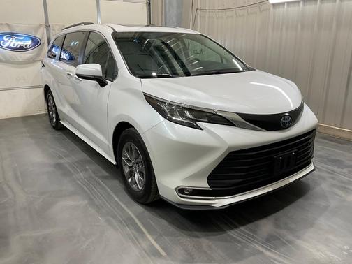 2023 Toyota Sienna XLE