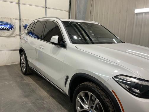 Mineral White Metallic 2023 BMW X5 xDrive40i