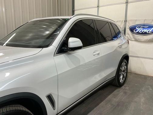 Mineral White Metallic 2023 BMW X5 xDrive40i