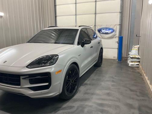 Chalk 2024 Porsche Cayenne AWD
