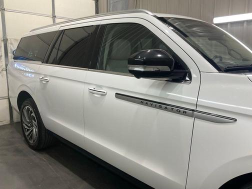 White Metallic 2025 Lincoln Navigator L Reserve
