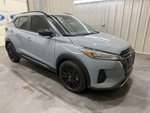 Boulder Gray Metallic 2024 Nissan Kicks SR