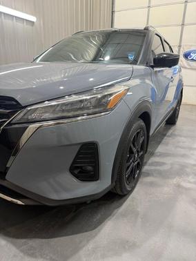 Boulder Gray Metallic 2024 Nissan Kicks SR