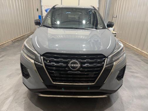 Boulder Gray Metallic 2024 Nissan Kicks SR