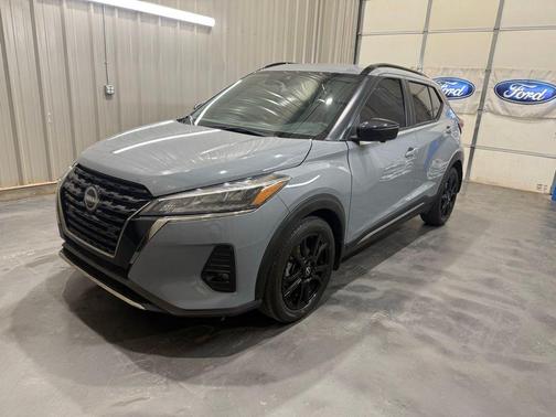Boulder Gray Metallic 2024 Nissan Kicks SR