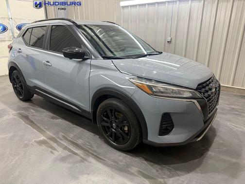 Boulder Gray Metallic 2024 Nissan Kicks SR