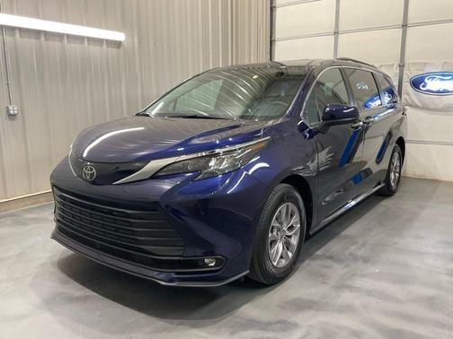 Blueprint 2026 Toyota Sienna XLE 8 Passenger