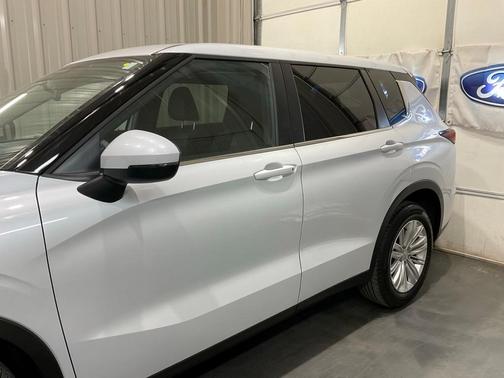 2024 Mitsubishi Outlander ES