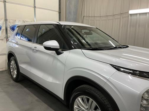 2024 Mitsubishi Outlander ES