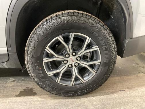 2025 GMC Acadia AT4