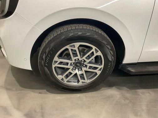 Oxford White 2025 Ford Expedition Active