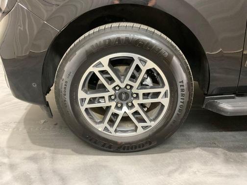 Black Metallic 2025 Ford Expedition Active