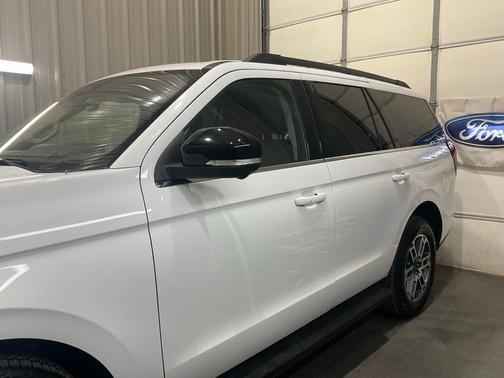 Oxford White 2025 Ford Expedition Active