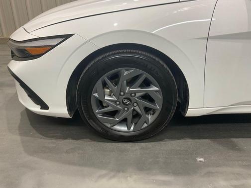 White 2024 Hyundai ELANTRA SEL