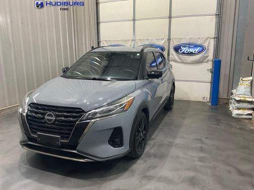 Boulder Gray Metallic 2024 Nissan Kicks SR