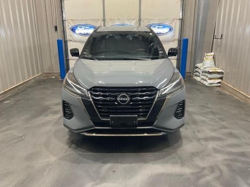 Boulder Gray Metallic 2024 Nissan Kicks SR