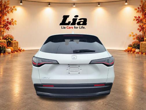 Platinum White Pearl 2027 Honda HR-V LX