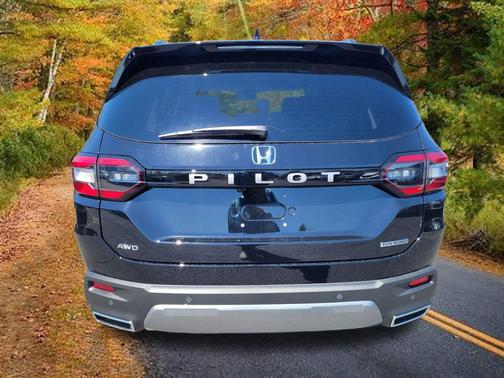 Crystal Black Pearl 2026 Honda Pilot Touring 8-Passenger