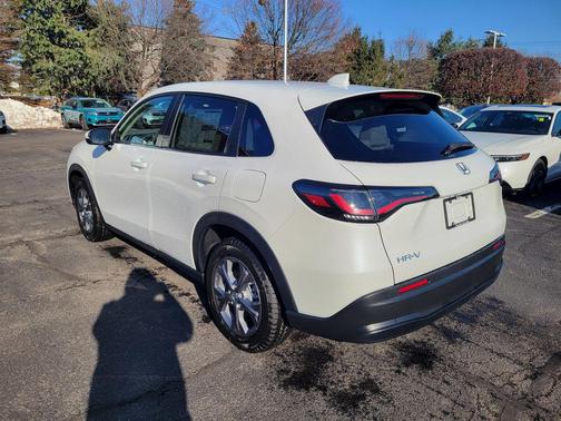 Platinum White Pearl 2026 Honda HR-V LX