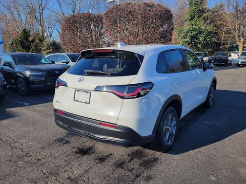 Platinum White Pearl 2026 Honda HR-V LX