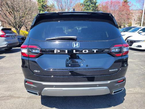 Crystal Black Pearl 2026 Honda Pilot Touring 8-Passenger