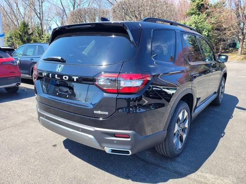 Crystal Black Pearl 2026 Honda Pilot Touring 8-Passenger
