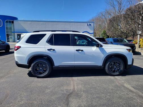 Platinum White Pearl 2026 Honda Pilot TrailSport
