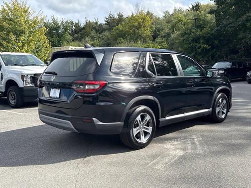 Crystal Black Pearl 2024 Honda Pilot EX-L 7 Passenger