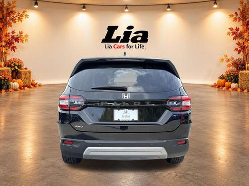 Crystal Black Pearl 2024 Honda Pilot EX-L 7 Passenger