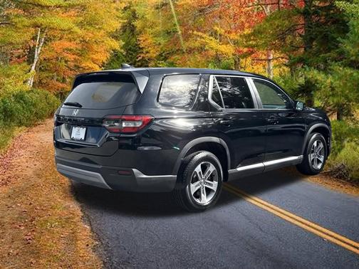 Crystal Black Pearl 2024 Honda Pilot EX-L 7 Passenger