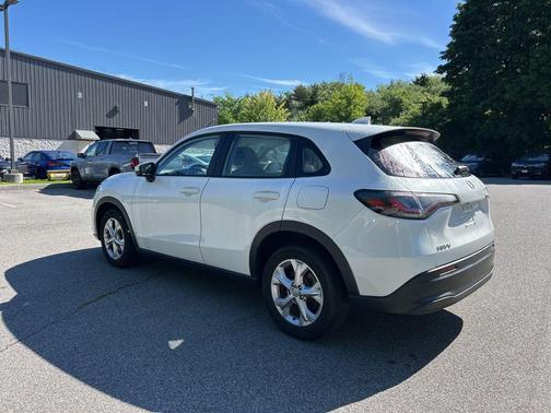 Platinum White Pearl 2024 Honda HR-V LX