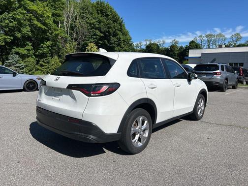 Platinum White Pearl 2024 Honda HR-V LX