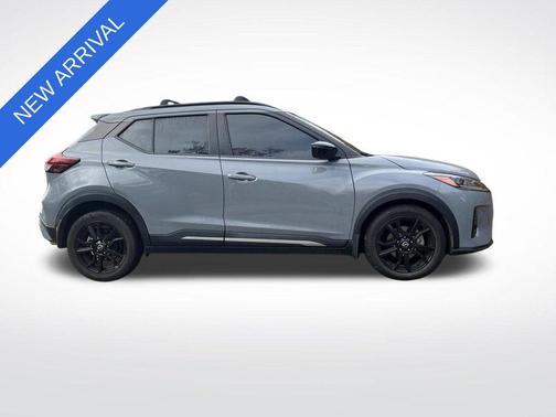 2022 Nissan Kicks SR