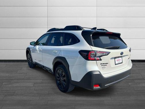 Crystal White Pearl 2025 Subaru Outback Onyx Edition