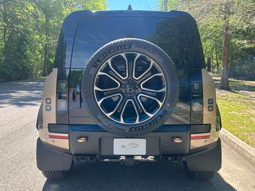 2026 Land Rover Defender V8