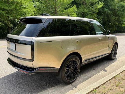 Gold 2026 Land Rover Range Rover SE