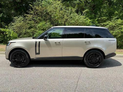 Gold 2026 Land Rover Range Rover SE