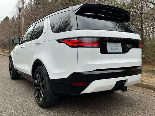 Fuji White 2026 Land Rover Discovery Dynamic SE