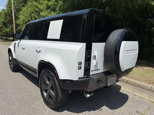 2025 Land Rover Defender 110 V8