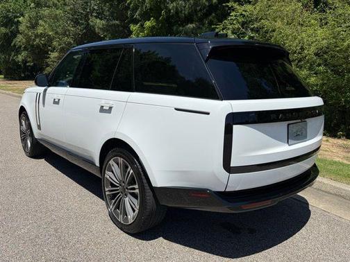 Fuji White 2026 Land Rover Range Rover SE