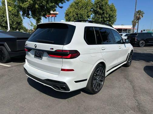 2025 BMW X7 M60i