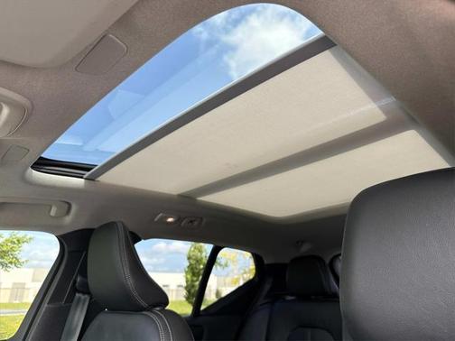 2024 Volvo XC40 B5 Core Bright Theme