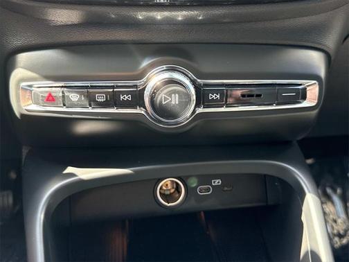 2024 Volvo XC40 B5 Core Bright Theme