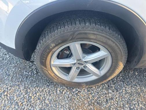 White Platinum Metallic Tri-Coat 2017 Ford Explorer XLT