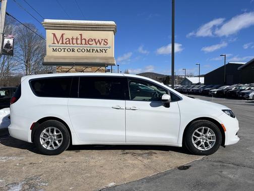 2022 Chrysler Voyager LX